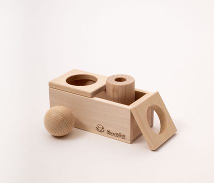 lesena posodica z valjom in žogico